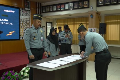 Kepala Kantor Imigrasi Malang, Anggoro Widjanarko, menyaksikan penandatanganan komitmen kinerja untuk memberikan pelayanan terbaik.