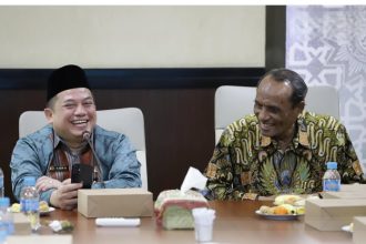 Kakanwil BPN Jatim, Asep Heri berbincang santai dengan Prof. Dr. Thohir Luth, MA, Wakil Ketua Bidang Wakaf, Hukum HAM, Hikmah dan Kebijakan Publik.