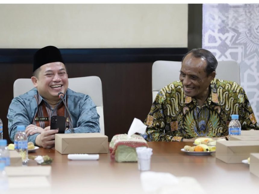 Kakanwil BPN Jatim, Asep Heri berbincang santai dengan Prof. Dr. Thohir Luth, MA, Wakil Ketua Bidang Wakaf, Hukum HAM, Hikmah dan Kebijakan Publik.