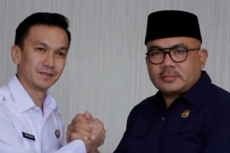 Kepala Kantor imigrasi Kendari, M Novrian Jaya bersama Ketua DPRD Provinsi Sulawesi Tenggara, La Ode Sariala, usai kegiatan silaturahmi.