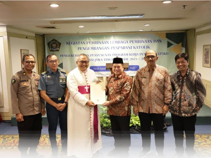 Kepala Kantor Wilayah BPN Provinsi Jawa Timur, Asep Heri, memberikan sertifikat gereja dalam kegiatan pembinaan Lembaga Pembinaan dan Pengembangan Pesparani.