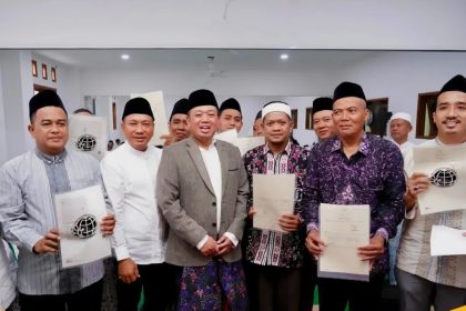 Kepala Kanwil BPN Jawa Tengah, Lampri (dua dari kiri) mendampingi Menteri Nusron Wahid menyerahkan sertifikat tanah wakaf.