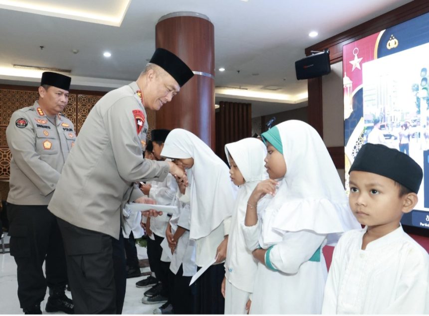 Kapolda Jatim komjenpol Imam Sugianto memberikan santunan kepad anak yatim piatu di Gedung Patuh, Mapolda Jatim.