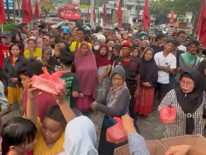 Suasana pembagian takjil bagi masyarakat yang melintas di jalan raya di depan kantor DPD Jatim, Jl Kendangsari Industri.