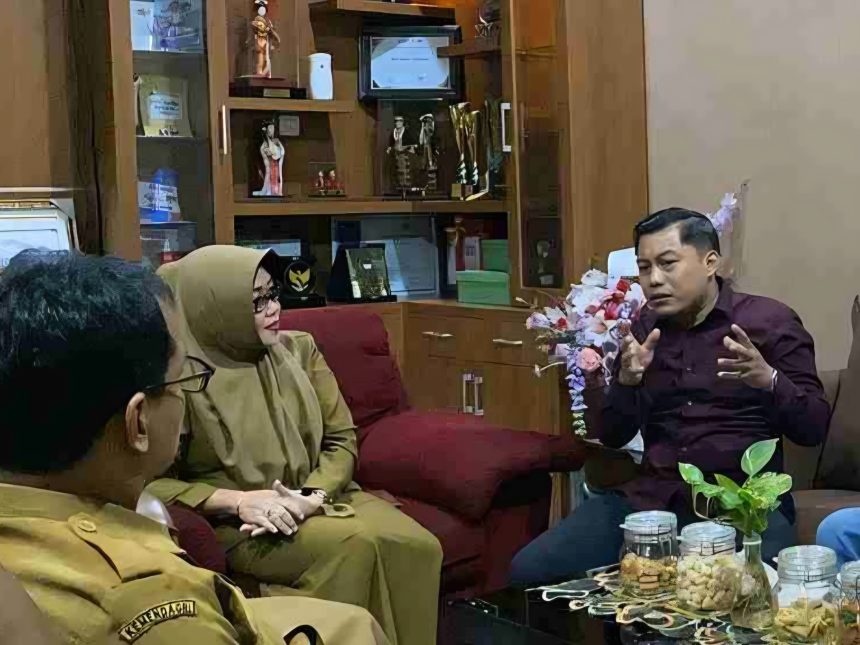 Anggota Komisi D, Abdul Ghoni Mukhlas Ni'am bertemu dengan Kepala Sekolah SMP Negeri 1 Surabaya, Eko Agustini.
