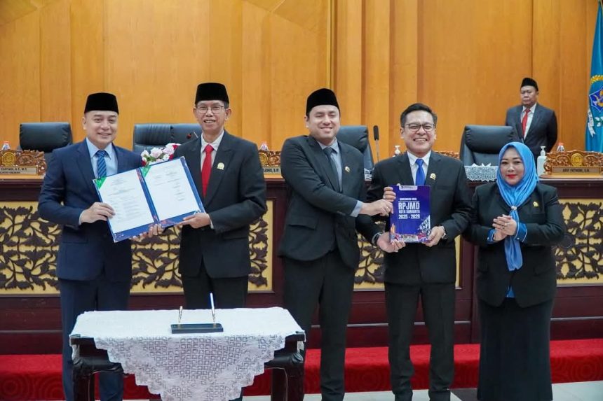 Wali Kota Surabaya, Eri Cahyadi bersama Ketua DPRD Surabaya Adi Sutarwijono dan unsur pimpinan menunjukkan rancangan RJPMD setelah disepakati bersama.