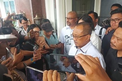Wakil Wali Kota Surabaya, Armuji, memberikan keterangan pers terkait kunjungan Jan Hwan Diana, pemilik UD Sentosa Seal, ke rumah dinasnya. 
