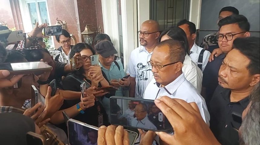 Wakil Wali Kota Surabaya, Armuji, memberikan keterangan pers terkait kunjungan Jan Hwan Diana, pemilik UD Sentosa Seal, ke rumah dinasnya. 