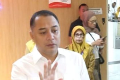 Wali Kota Surabaya, Eri Cahyadi memberikan keterangan kepada wartawan.