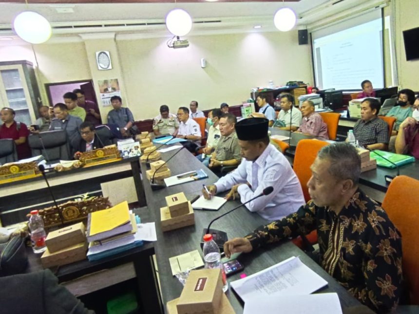 Para penghuni Apartemen Bale Hinggil mengikuti hearing di ruang Komisi C DPRD Surabaya.