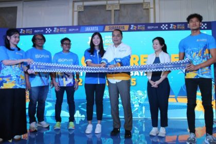 Wali Kota Surabaya, Eri Cahyadi, dalam kegiatan pembukaan lari marathon.