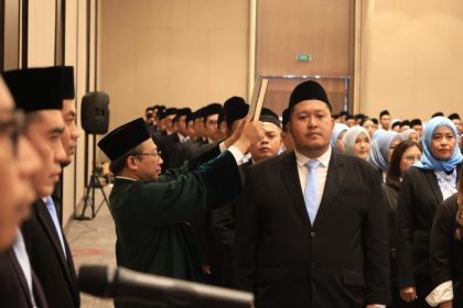 Ratusan notaris dari berbagai kabupaten/kota di Jawa Timur diambil sumpah di Gedung Dyandra Convention Center, Surabaya.