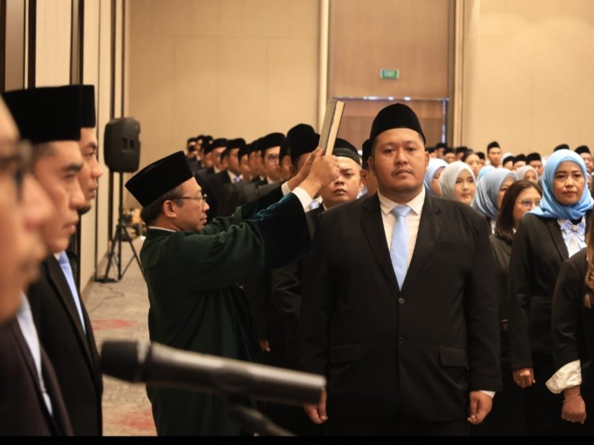 Ratusan notaris dari berbagai kabupaten/kota di Jawa Timur diambil sumpah di Gedung Dyandra Convention Center, Surabaya.