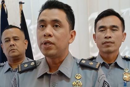 Kepala Seksi Lalu Lintas Keimigrasian (Kasi Lantaskim), Deni Harianto, memberikan keterangan kepada wartawan.
