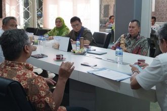 Kepala Kantor Pertanahan Kota Surabaya I Kartono Agustiyanto memimpin kegiatan audensi.