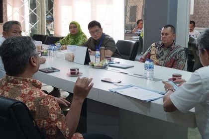 Kepala Kantor Pertanahan Kota Surabaya I Kartono Agustiyanto memimpin kegiatan audensi.