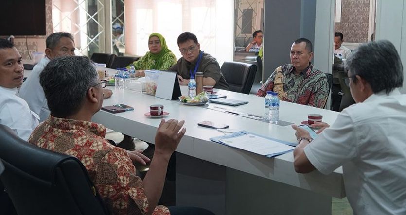 Kepala Kantor Pertanahan Kota Surabaya I Kartono Agustiyanto memimpin kegiatan audensi.