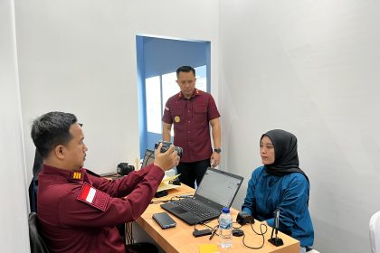 Anggoro Widjanarko, Kepala Kantor Imigrasi Kelas I TPI Malang, menyaksikan pembuatan paspor di booth pameran.