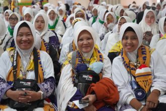Para calon jamaah haji saat menunggu pemberangkatan ke tanah suci, Mekkah dari Embarkasi Surabaya.