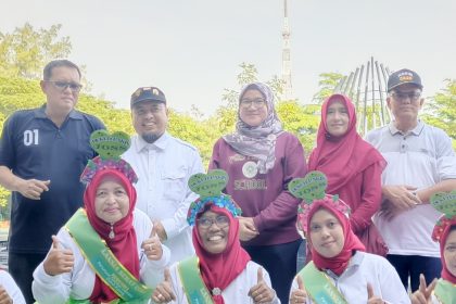 Anggota DPRD Surabaya, Johari Mustawan (dua dari kiri) hafir dalam acara Gebyar Senam 1000 Lansia Kecamatan Dukuh Pakis di Lagoon Mall.