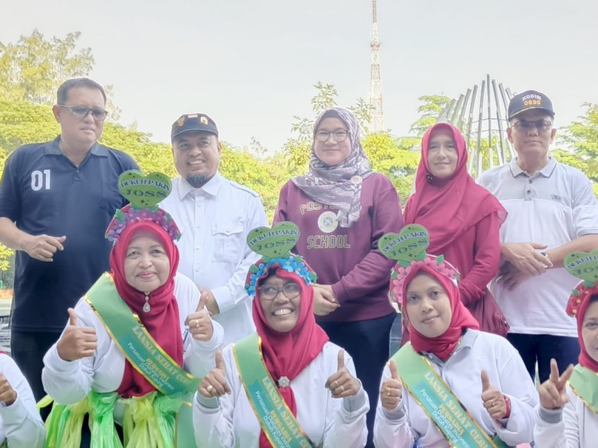 Anggota DPRD Surabaya, Johari Mustawan (dua dari kiri) hafir dalam acara Gebyar Senam 1000 Lansia Kecamatan Dukuh Pakis di Lagoon Mall.