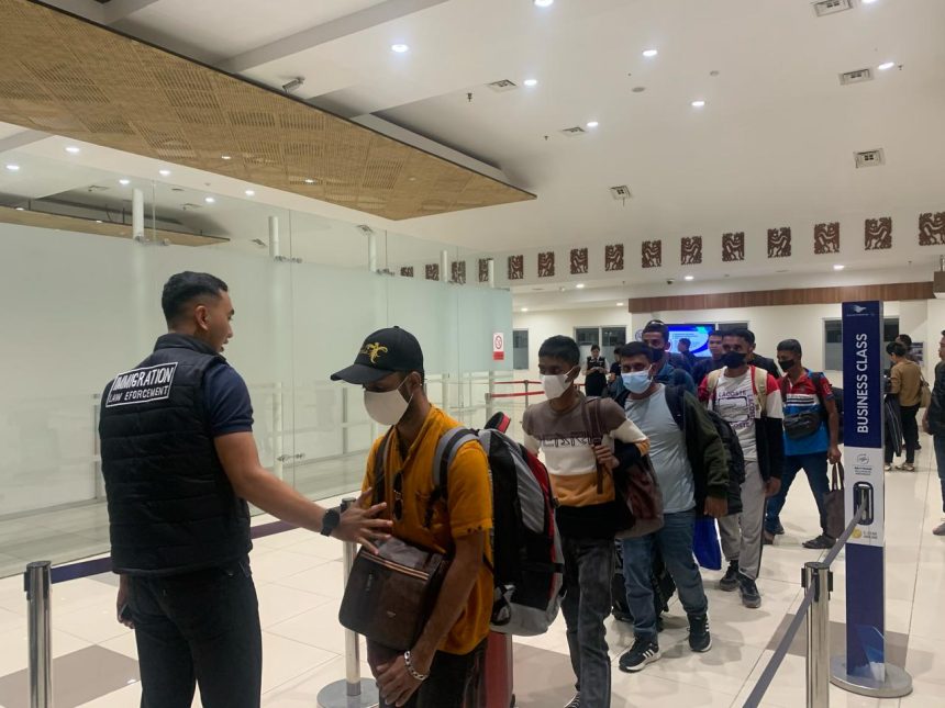 Petugas Imigrasi Atambua mengawal pendeportasian WNA Bangladesh di Bandara Soekarno-Hatta menuju negara asal.