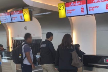 Petugas Imigrasi Tanjung Perak mengawal pemulangan WNA Malaysia dari Bandara Internasional Juanda.