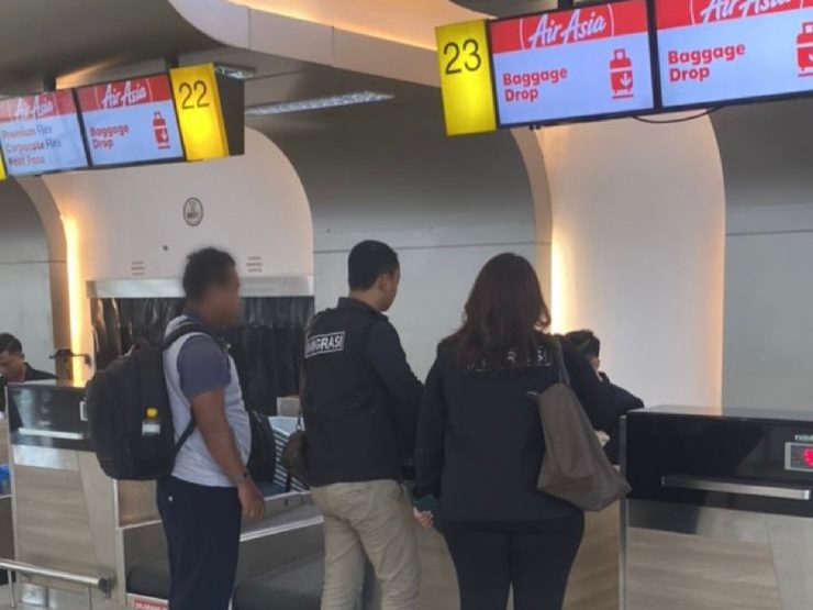 Petugas Imigrasi Tanjung Perak mengawal pemulangan WNA Malaysia dari Bandara Internasional Juanda.