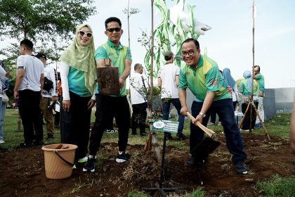 Asosiasi Pemerintah Kota Seluruh Indonesia bersama Pemerintah Pemkot Surabaya menggelar aksi penanaman pohon di Taman Suroboyo.
