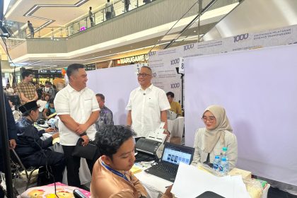 Petugas Imigrasi melayani pembuatan paspor dalam kegiatan Eazy 1000 Passport.