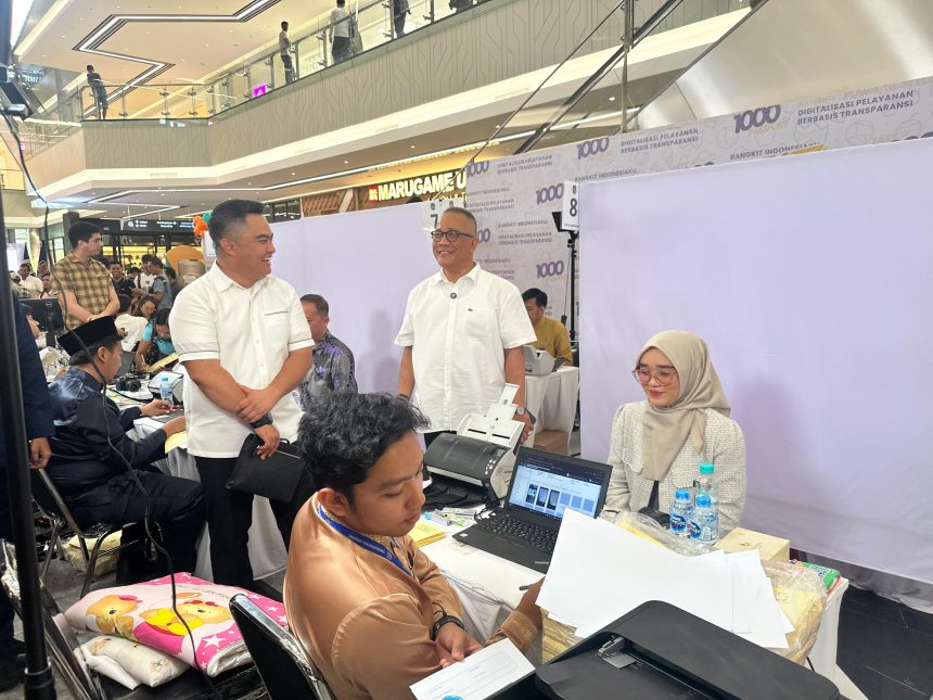 Petugas Imigrasi melayani pembuatan paspor dalam kegiatan Eazy 1000 Passport.