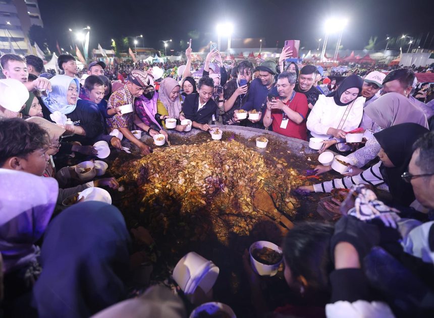 Warga Surabaya berebut rujak uleg yang digelar di THR Surabaya.