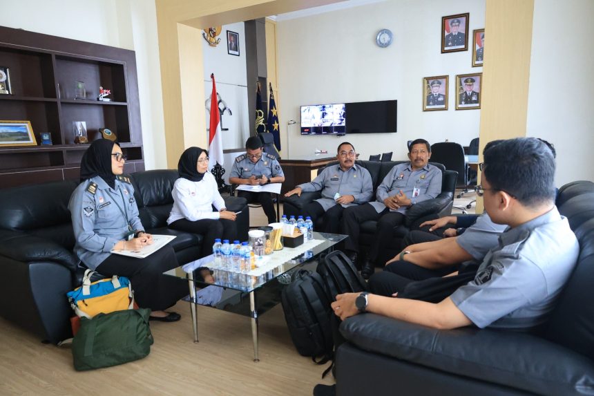 Kepala Kanwil Kemenkum Jatim, Haris Sukamto bersama jajaran menerima kunjungan tim audit.