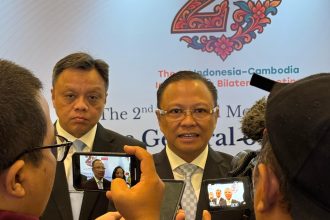 Pelaksana Tugas Direktur Jenderal Imigrasi Yuldi Yusman (kanan), memberikan keterangan pers didampingi Direktur Kepatuhan Internal, Barron Ichsan.