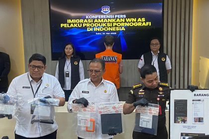 Plt Dirjen Imigrasi, Yuldi Yusman (tengah) bersama petugas dari Kejaksaan Agung (Kejagung) menunjukkan barang bukti milik tersangka WN Amerika Serikat.