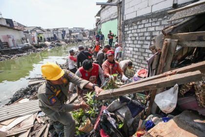 Petugas melakukan percepatan penertiban bangli di Sungai Kalianak.