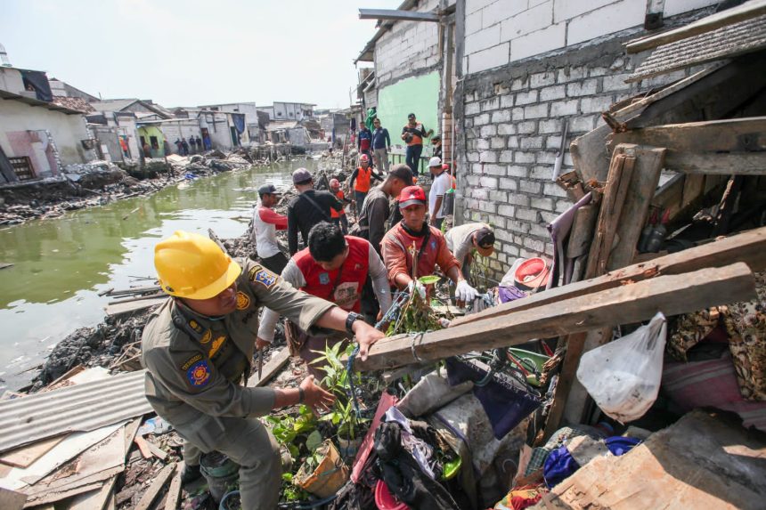 Petugas melakukan percepatan penertiban bangli di Sungai Kalianak.