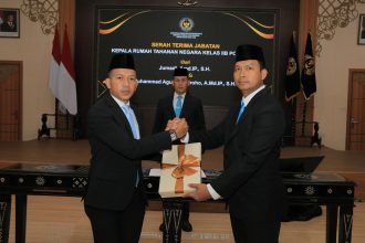 Kakanwil Ditjenpas Jawa Timur, Kadiyono, menyaksikan serah terima pejabat lapas dalam pelantikan kemarin.