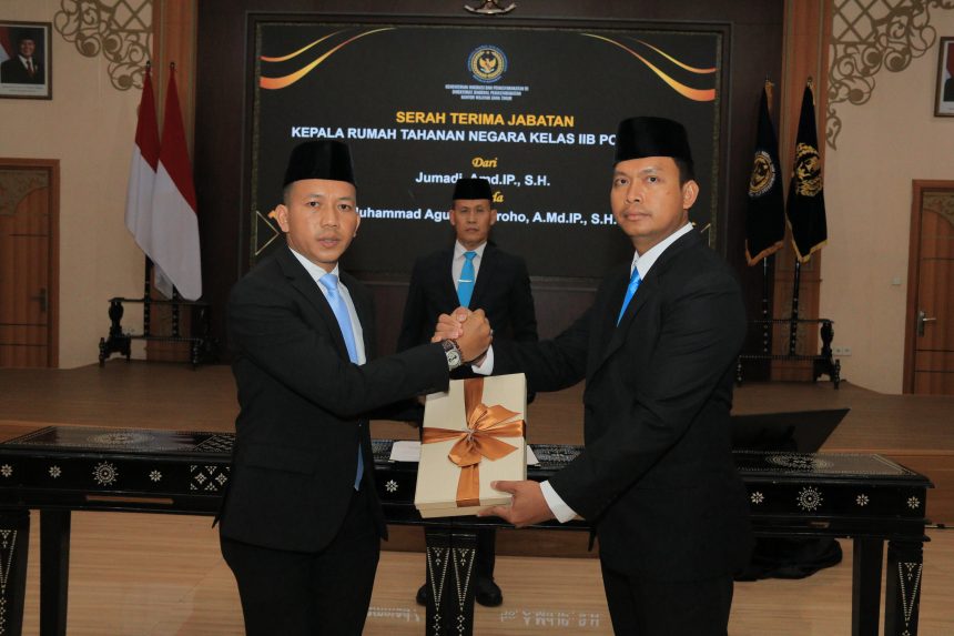 Kakanwil Ditjenpas Jawa Timur, Kadiyono, menyaksikan serah terima pejabat lapas dalam pelantikan kemarin.