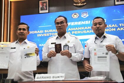 Kakanwil Ditjen Imigrasi Jatim, Novianto Sulastono (tengah) didampingi Kakanim Surabaya Agus Winarto (kiri) dan Kabid Inteldakim Dodik Cipto Gunawan menunjukkan barang bukti milik WNA Tiongkok, DC dalam jumpa pers, kemarin.