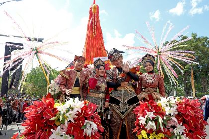 Pawai Extra Vaganza 2025 mewarnai perayaan Hari Jadi Kota Surabaya (HJKS) ke-732.