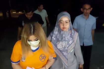 Jan Hwa Diana dikeler ke ruang penyidik Subdit Renakta Ditreskrimum Polda Jatim