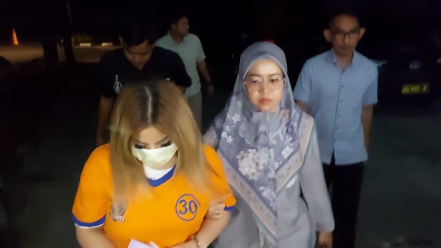 Jan Hwa Diana dikeler ke ruang penyidik Subdit Renakta Ditreskrimum Polda Jatim
