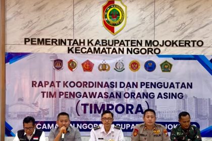 Kabid Intelijen dan Penindakan Keimigrasian (Inteldakim), Kanimsus Surabaya, Dodi Cipto Gunawan, memberikan penjelasan dalam rakor Timpora.
