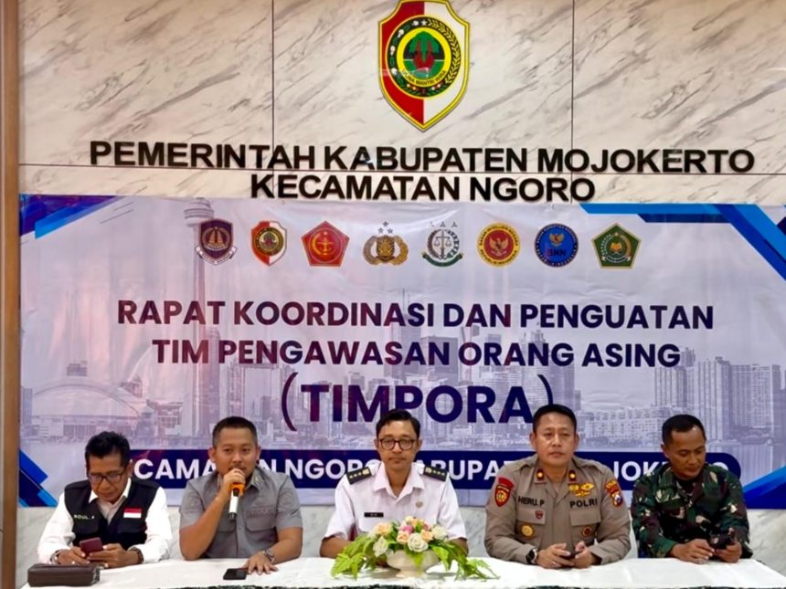 Kabid Intelijen dan Penindakan Keimigrasian (Inteldakim), Kanimsus Surabaya, Dodi Cipto Gunawan, memberikan penjelasan dalam rakor Timpora.