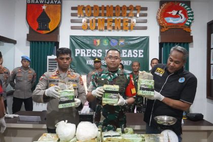Dandim 0827/Sumenep, Letkol Inf Yoyok Wahyudi, menunjukkan barang bukti sabu-sabu.