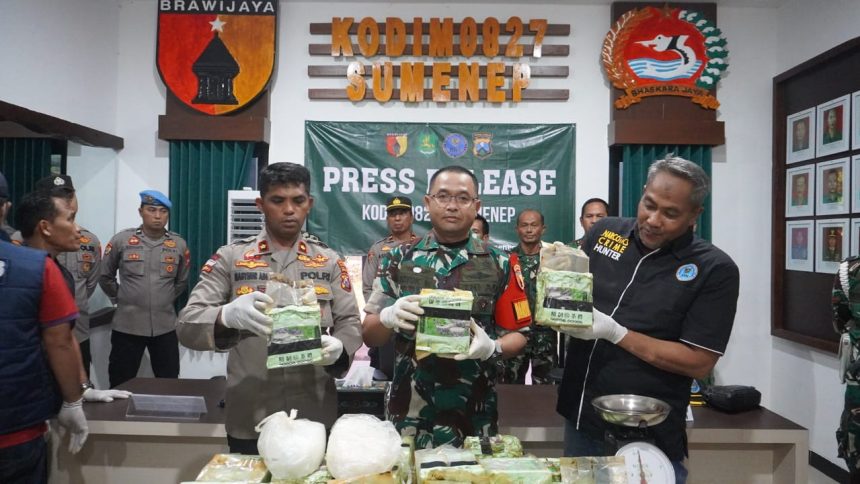 Dandim 0827/Sumenep, Letkol Inf Yoyok Wahyudi, menunjukkan barang bukti sabu-sabu.