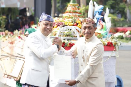 Kepala Kantor Pertanahan Kota Surabaya I, Kartono Agustiyanto, menerima piagam penghargaan dari Wali Kota Surabaya, Eri Cahyadi.