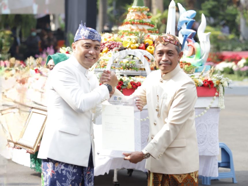 Kepala Kantor Pertanahan Kota Surabaya I, Kartono Agustiyanto, menerima piagam penghargaan dari Wali Kota Surabaya, Eri Cahyadi.
