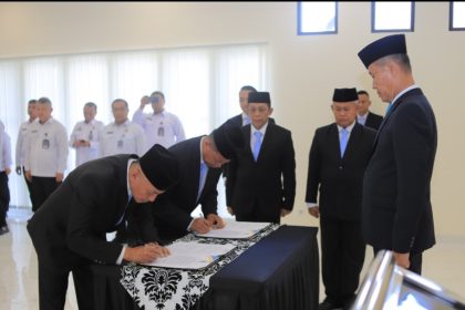 Kepala Kantor Wilayah Direktorat Jenderal Pemasyarakatan (Kakanwil Ditjenpas) Jawa Timur, Kadiyono, menyaksikan penandatanganan berita acara pelantikan.